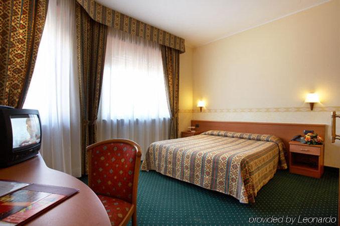 Dropiluc Hotel Druento Szoba fotó